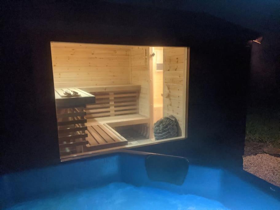 Secluded Private Cottage Hot-Tub, Sauna & Fire-Pit Carrick on Shannon エクステリア 写真