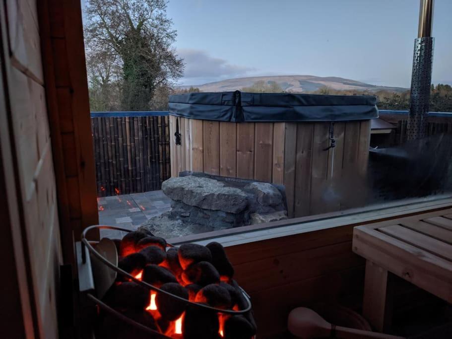 Secluded Private Cottage Hot-Tub, Sauna & Fire-Pit Carrick on Shannon エクステリア 写真