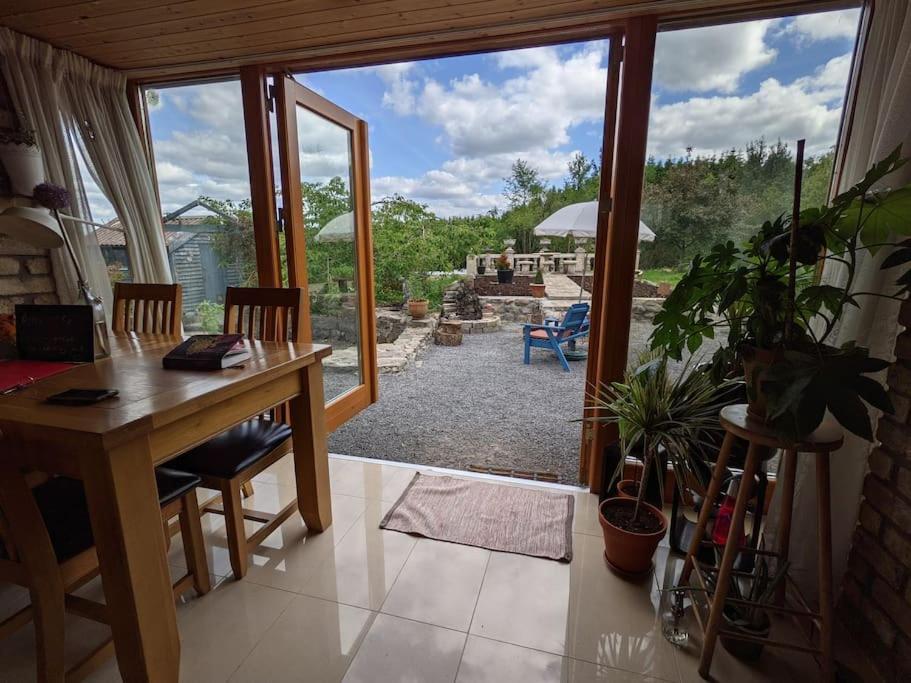 Secluded Private Cottage Hot-Tub, Sauna & Fire-Pit Carrick on Shannon エクステリア 写真