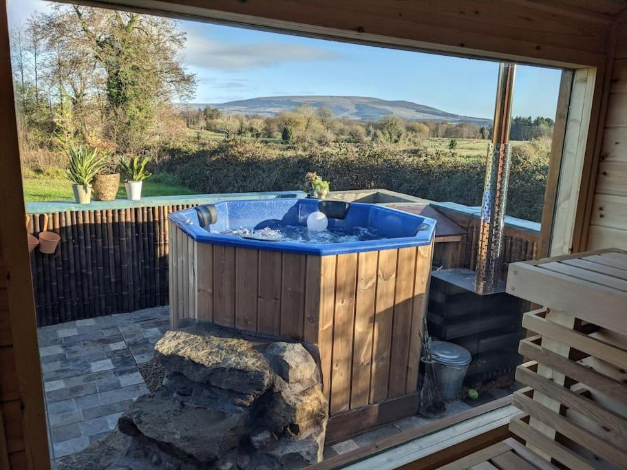 Secluded Private Cottage Hot-Tub, Sauna & Fire-Pit Carrick on Shannon エクステリア 写真